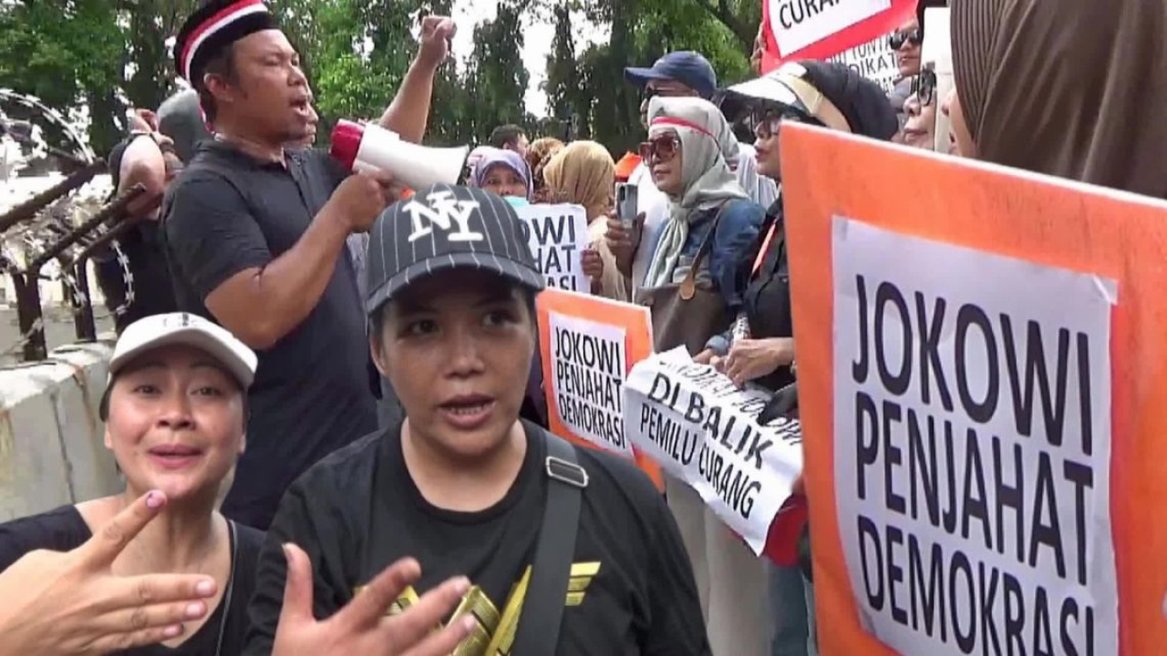 Demo ke KPU, Massa Anies-Ganjar Salam Empat Jari