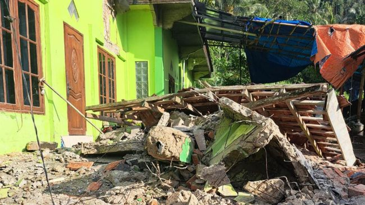 Kerusakan Akibat Gempa Tuban, Warga Bawean Tarawih di Alun-Alun