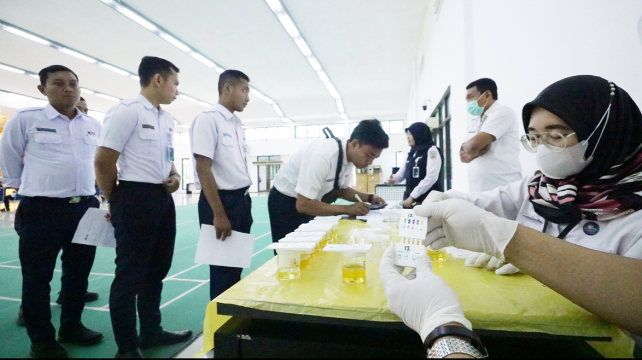 Petugas KAI Daop 8 Surabaya Jalani Tes Narkoba untuk Pastikan Keselamatan
