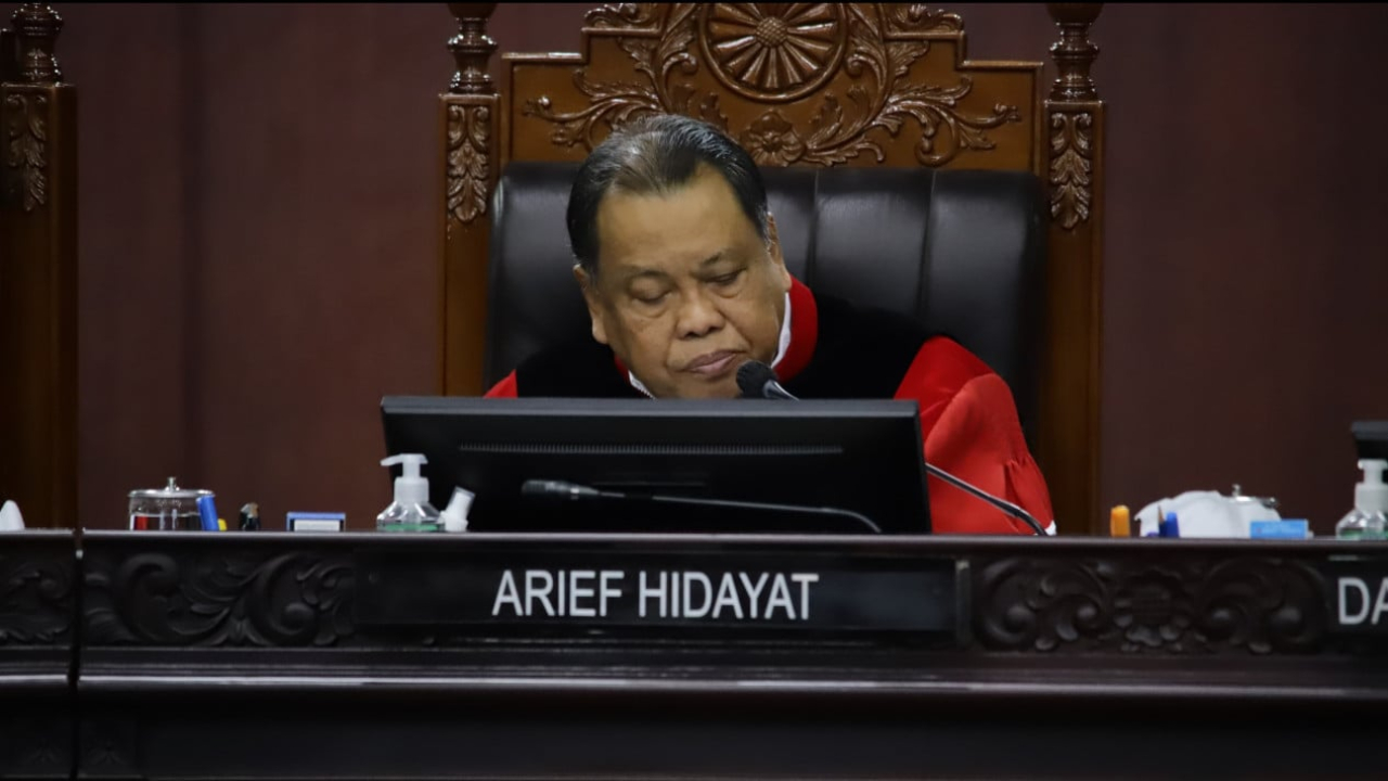 Hakim Arief Hidayat Sebut Pemerintahan Jokowi Memihak Paslon