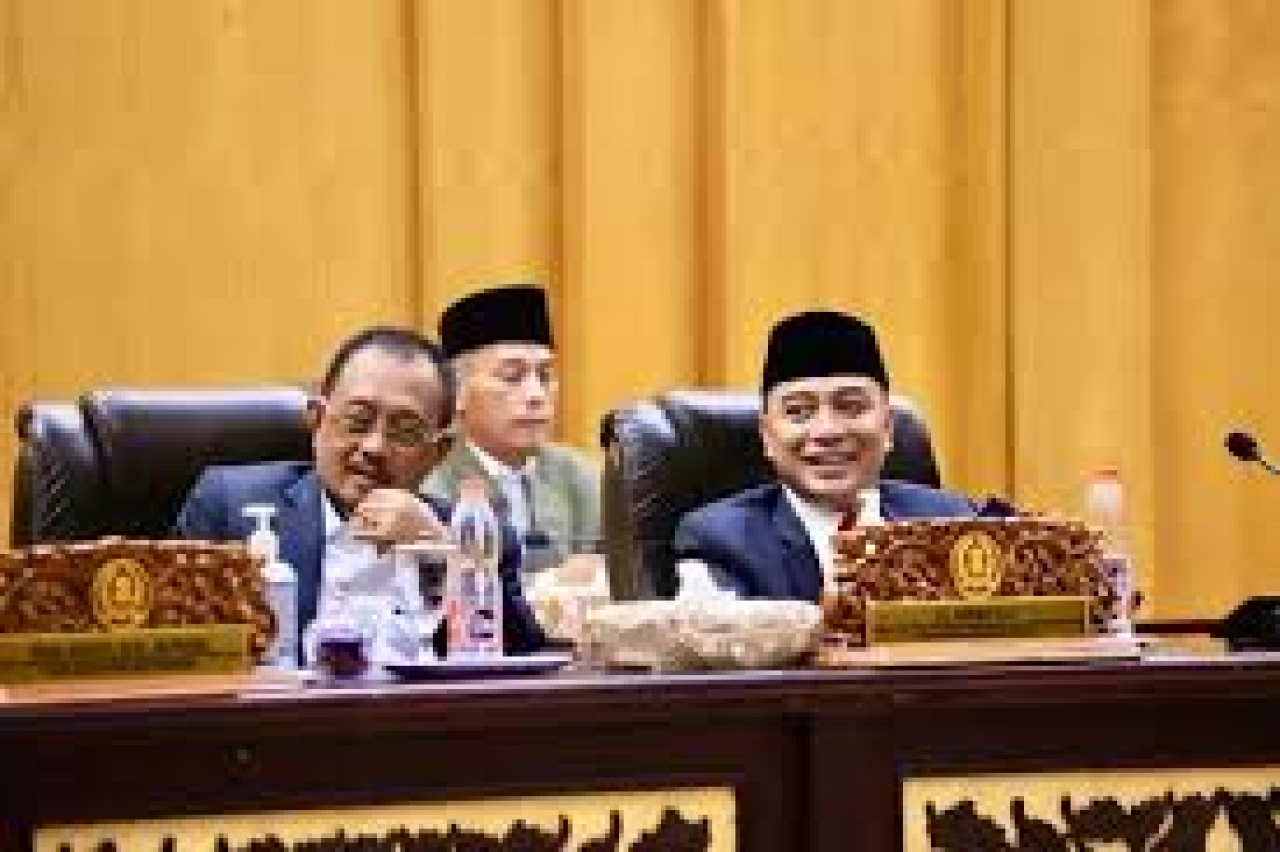 foto slider headline Terima Penghargaan Otoda, DPRD Surabaya Ungkap Pemkot Wajib Tingkatkan Kinerja