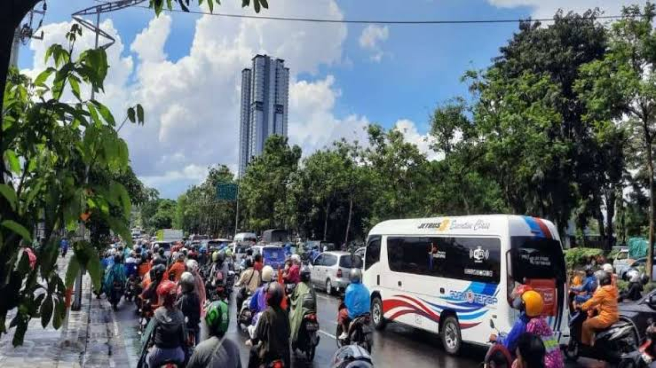 Hari May Day, Sejumlah Buruh Bergerak dari Sidoarjo ke Surabaya!