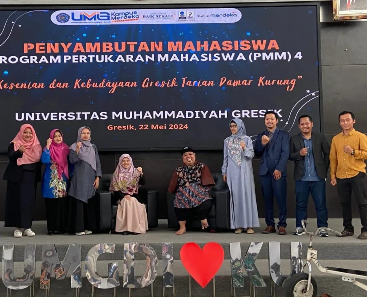 Tarian Damar Kurung dan Pelukis Kaki Internasional Meriahkan Penerimaan Mahasiswa PMM ke-4 UMG