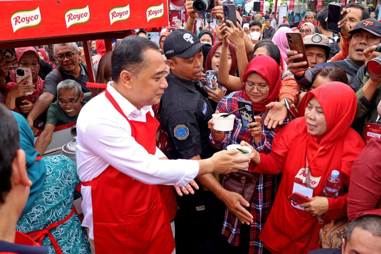 Eri Cahyadi Bersama Inul Daratista Masak Bakso 1500 Porsi untuk Warga Surabaya