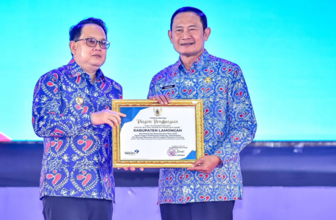 Adhy Karyono Serahkan Penghargaan IBangga untuk Kabupaten Lamongan