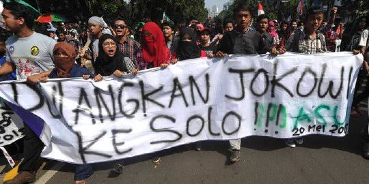 Aksi Tolak Pemerintahan Jokowi Berujung Ricuh, Polisi Tertibkan Massa