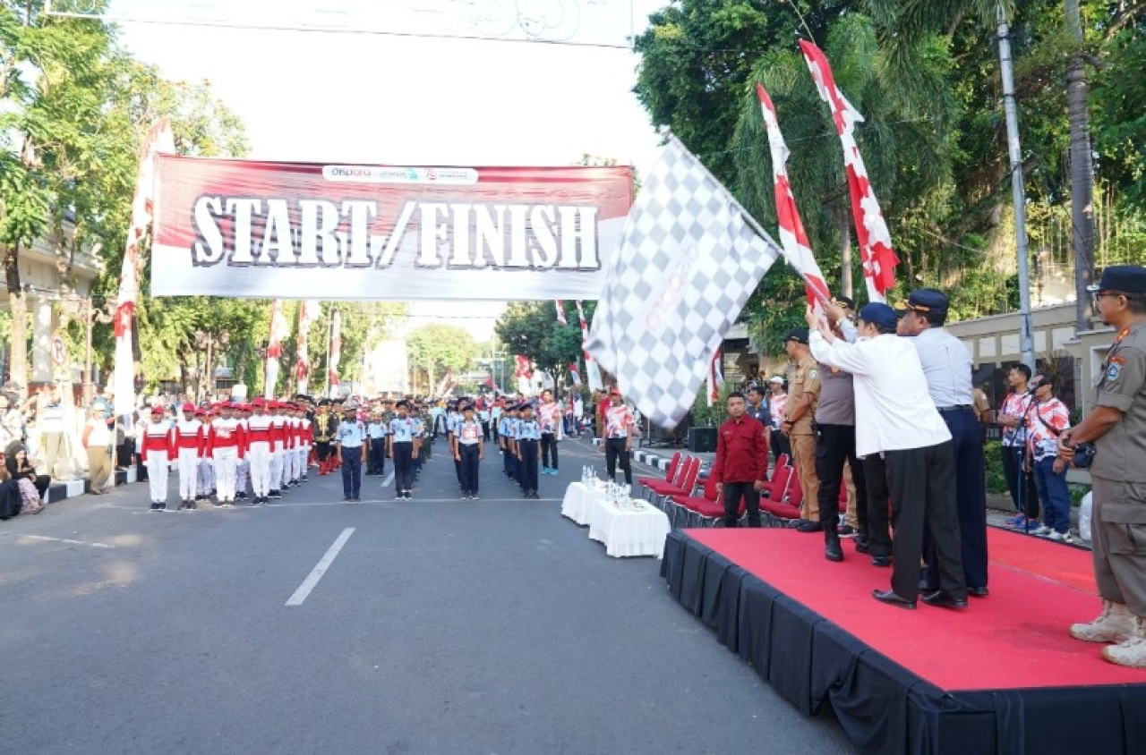 Bupati Yuhronur Resmi Lakukan Pelepasan Gerak Jalan Tingkat SD/MI Lamongan