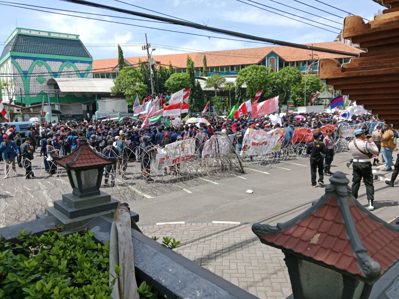 Ribuan Mahasiswa dari Berbagai Universitas dan Organisasi Serbu DPRD Jatim!