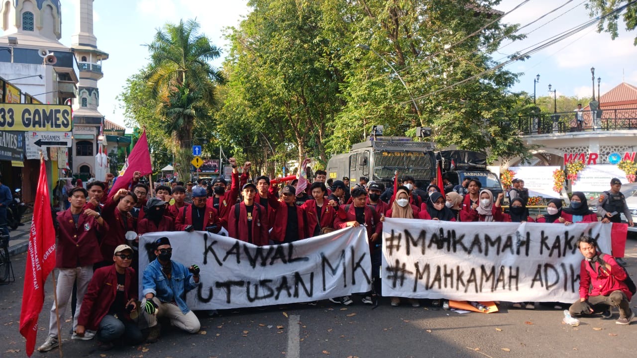 Di Bawah Terik Matahari, Suara Protes Ikatan Mahasiswa Muhammadiyah Gresik Menggema