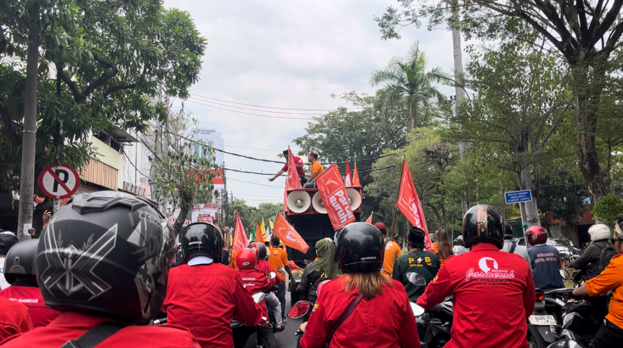 Diarak Menaiki Becak, Pasangan Eri-Armuji Menuju KPU Surabaya untuk Daftar Pilwali 2024