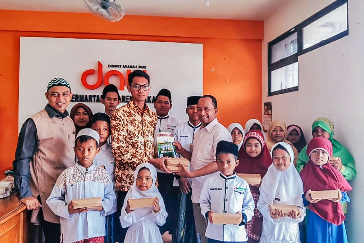 Alumni Stikosa AWS Bagikan 320 Makan Siang Gratis untuk Anak Yatim Piatu di Surabaya dan Sidoarjo