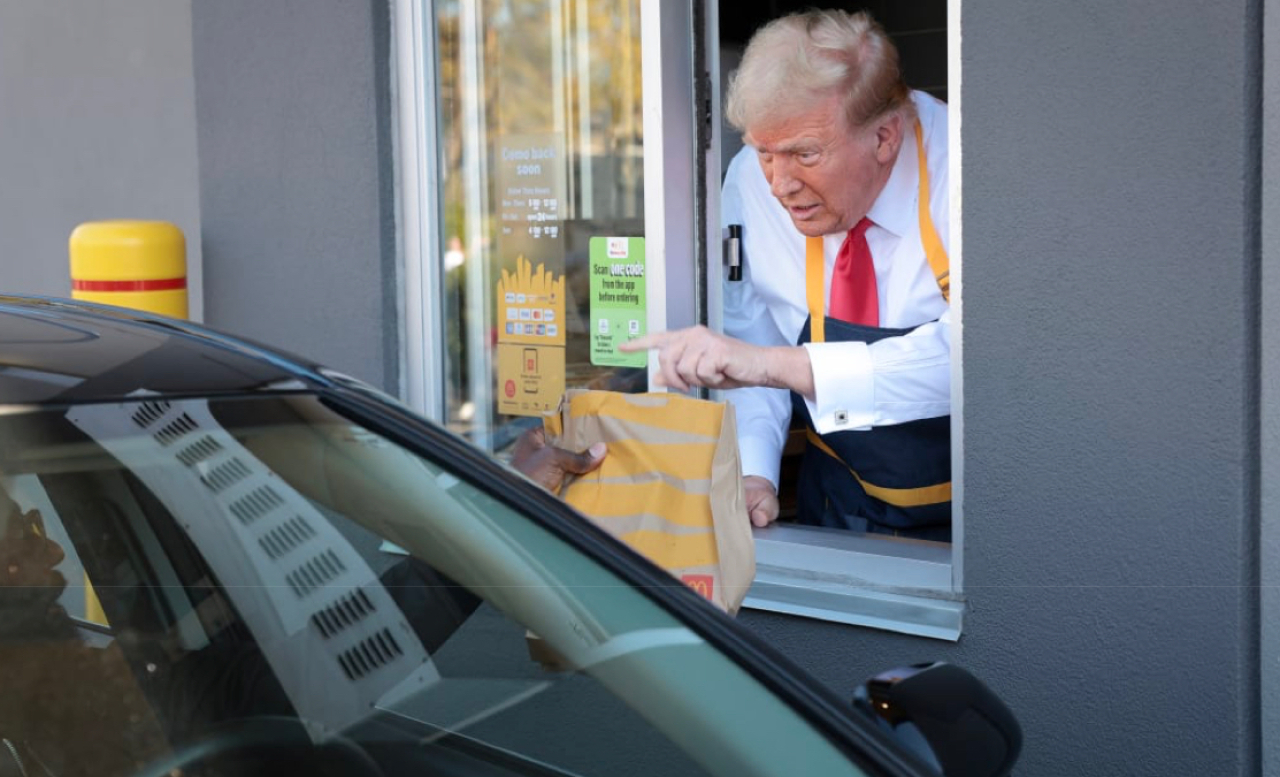 Mantan Presiden Trump Bekerja di McDonald