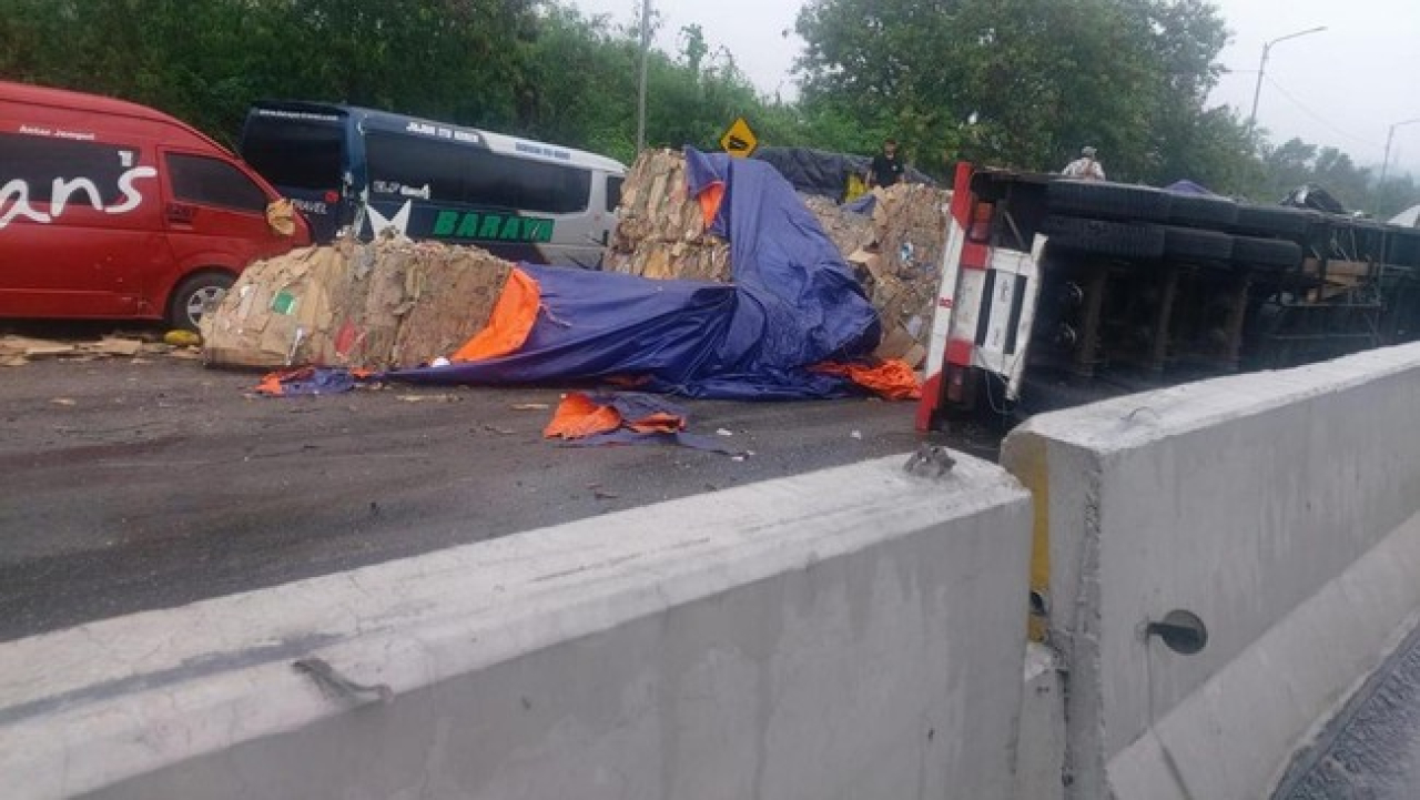 Kecelakaan Beruntun di KM 92 Tol Cipularang, Puluhan Kendaraan Ringsek