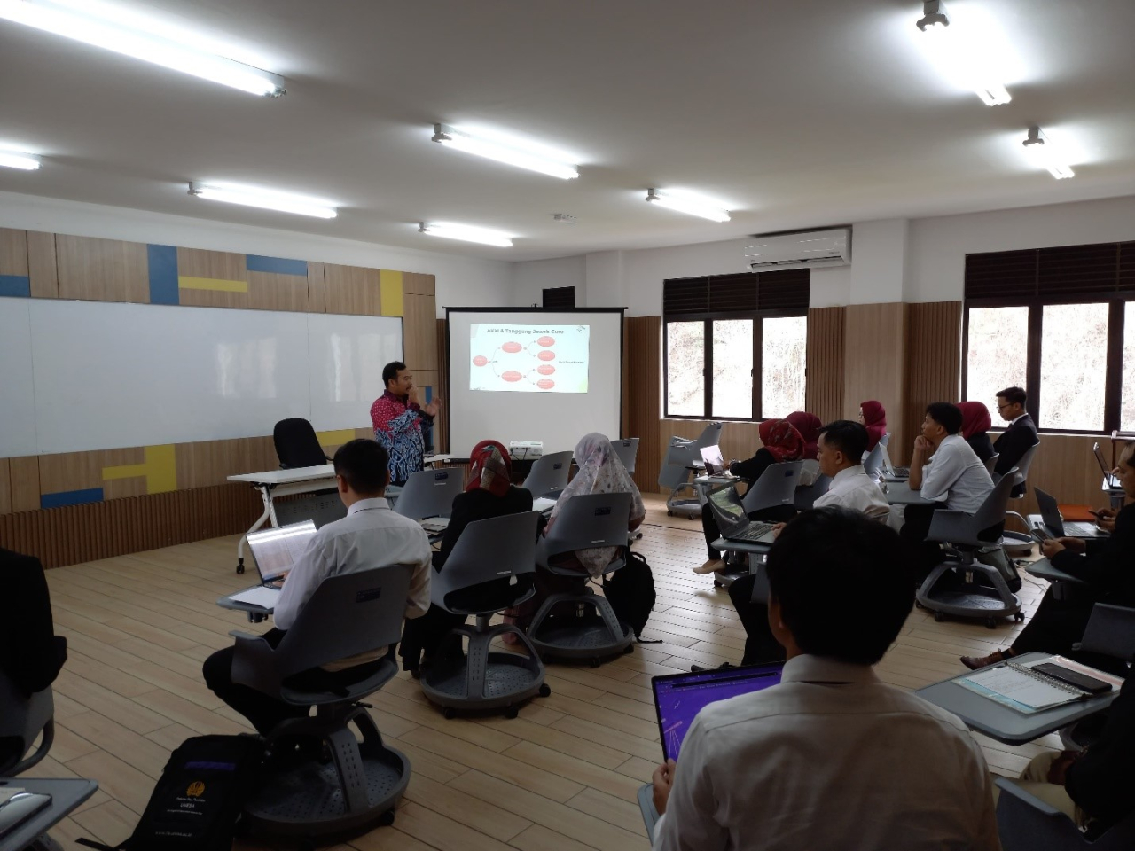 UNESA Tingkatkan Kompetensi Guru Sekolah Indonesia di Luar Negeri melalui Pelatihan Literasi