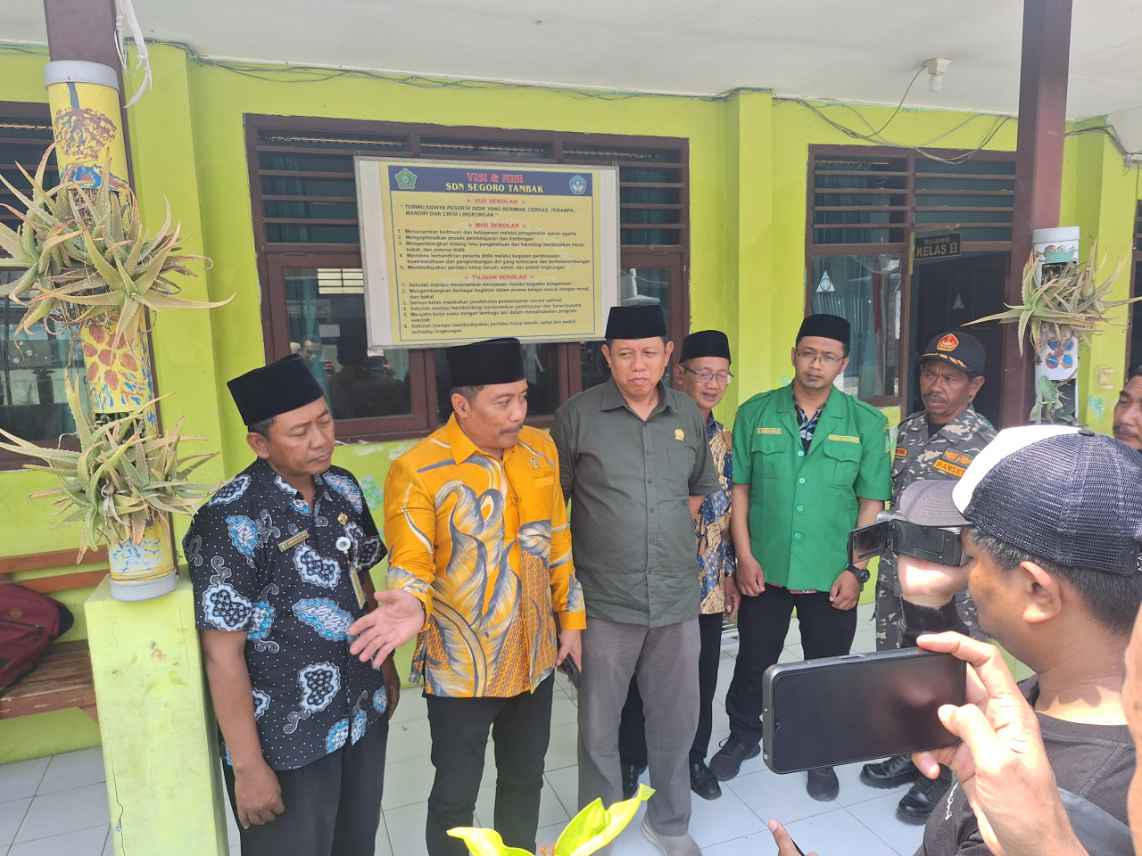 Komisi D DPRD Sidoarjo Didampingi PAC GP Ansor Sedati Datangi SDN Segorotambak yang Ambruk