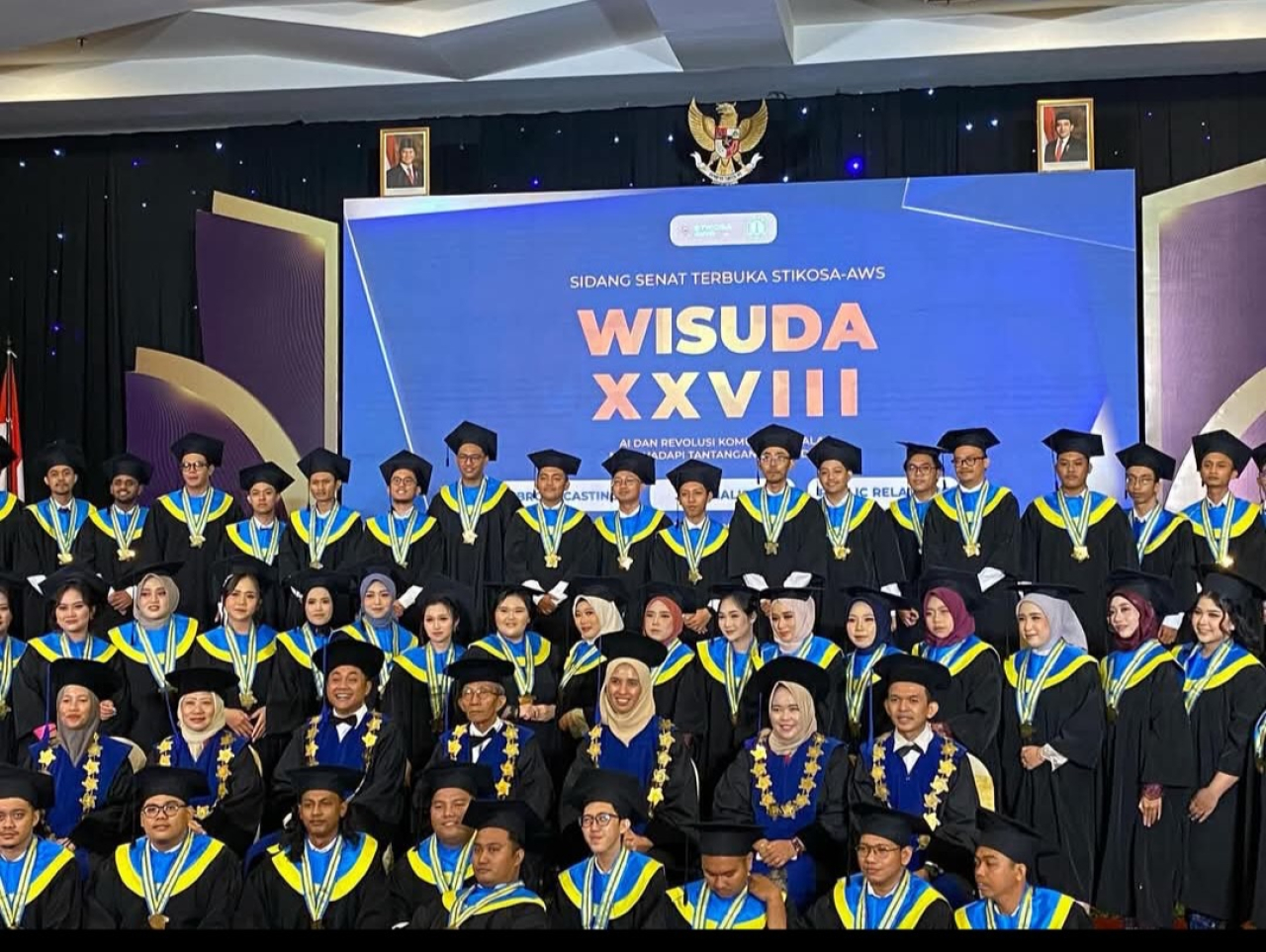 Suasana Haru dan Orasi Ilmiah Soal AI yang Sangat Menarik Iringi Acara Wisuda XVIII Stikosa AWS