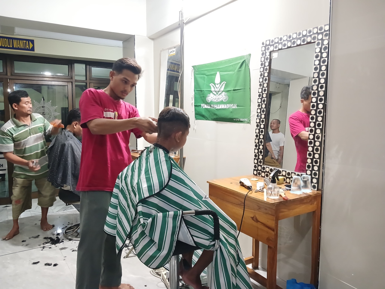 Cukur Rambut Gratis oleh PCPM, Tradisi Ramadhan yang Hidup di Sidayu