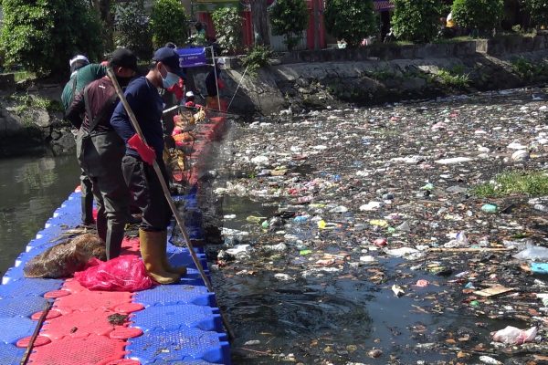 Dua Hari Evakuasi Sampah Kali Tebu Surabaya Dapat 2,4 Ton