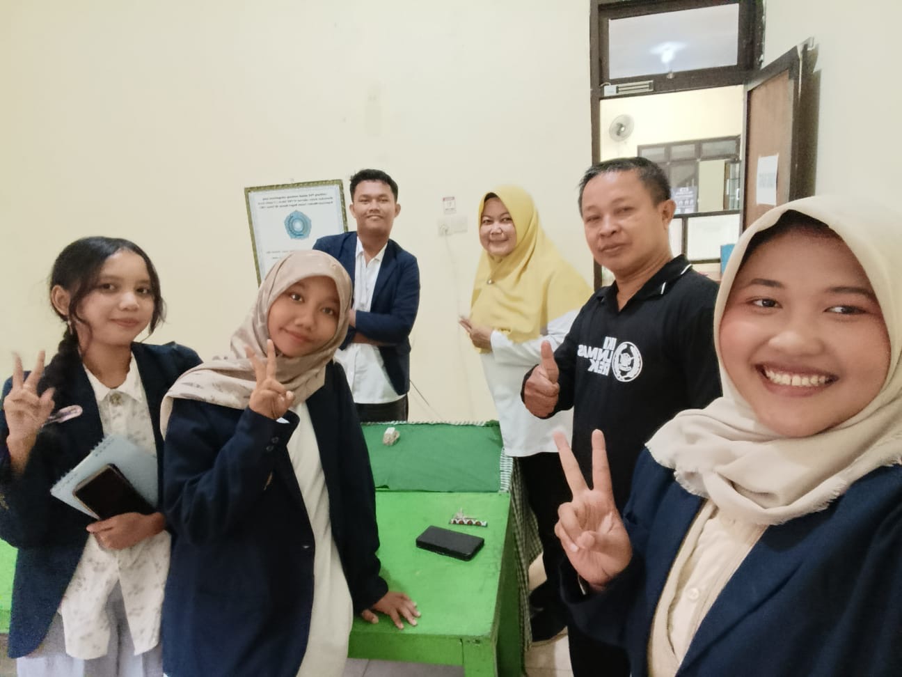Digitalisasi Ramah Lansia UMKM Kerupuk Upil Kandangan: Wujud Sinergi Tiga Pilar dan Ekonomi Pancasila