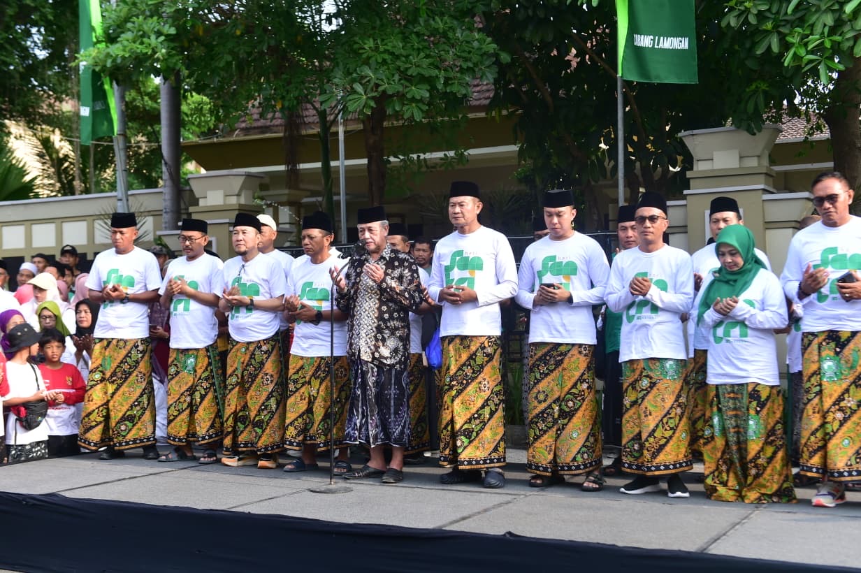 Jalan Sehat Bersarung, Cara Warga Lamongan Rayakan Puncak Hari Santri